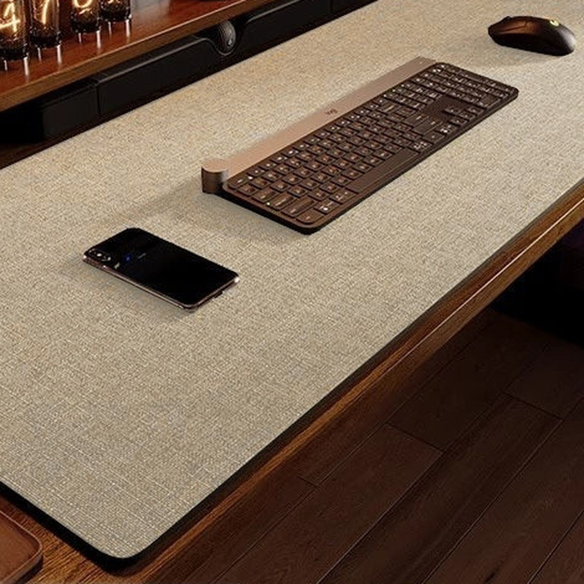 Base beige en el escritorio con teclado y ratón