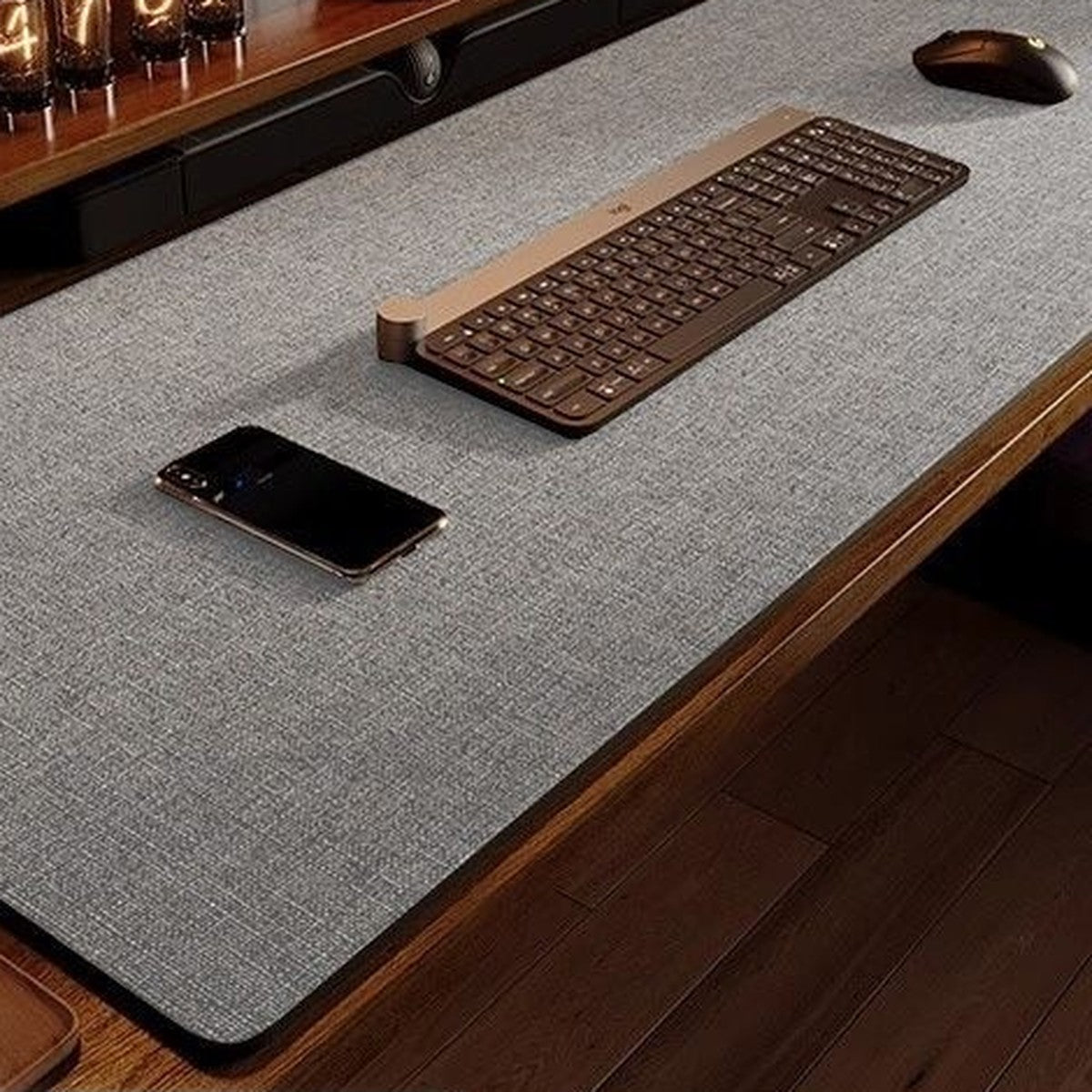 Base gris claro en el escritorio con teclado y ratón