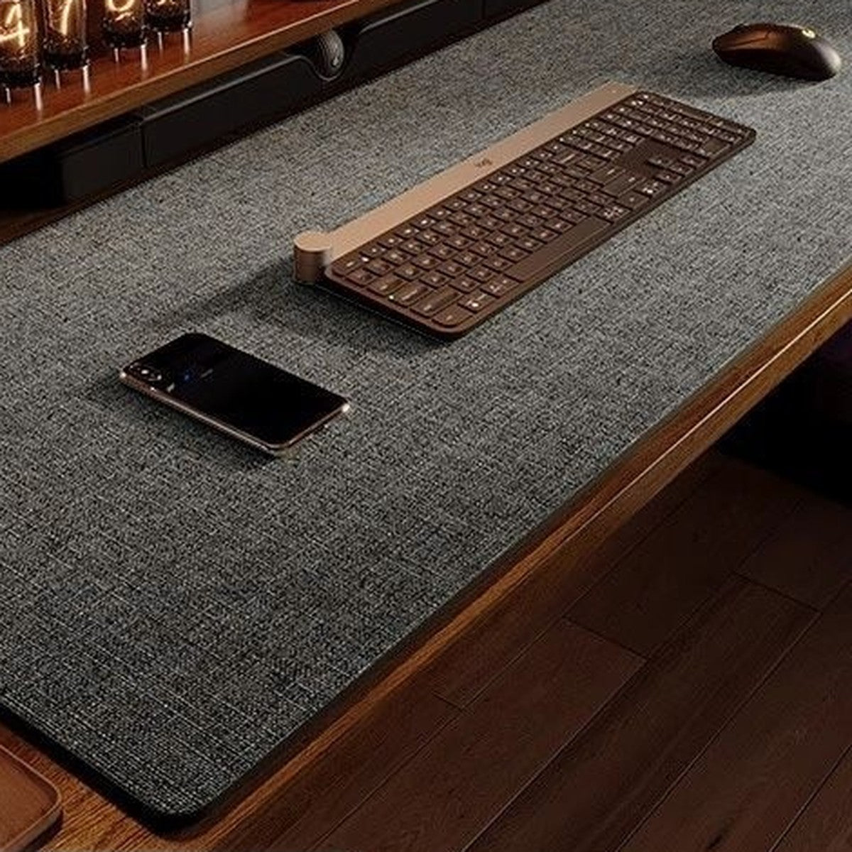 Base gris oscuro en el escritorio con teclado y ratón