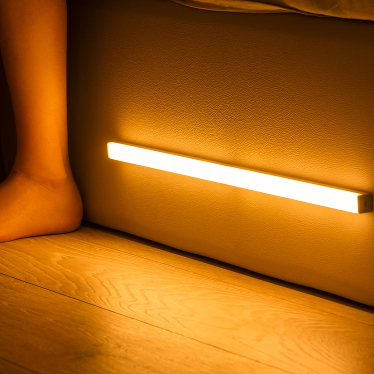 Glow con luz cálida junto al suelo