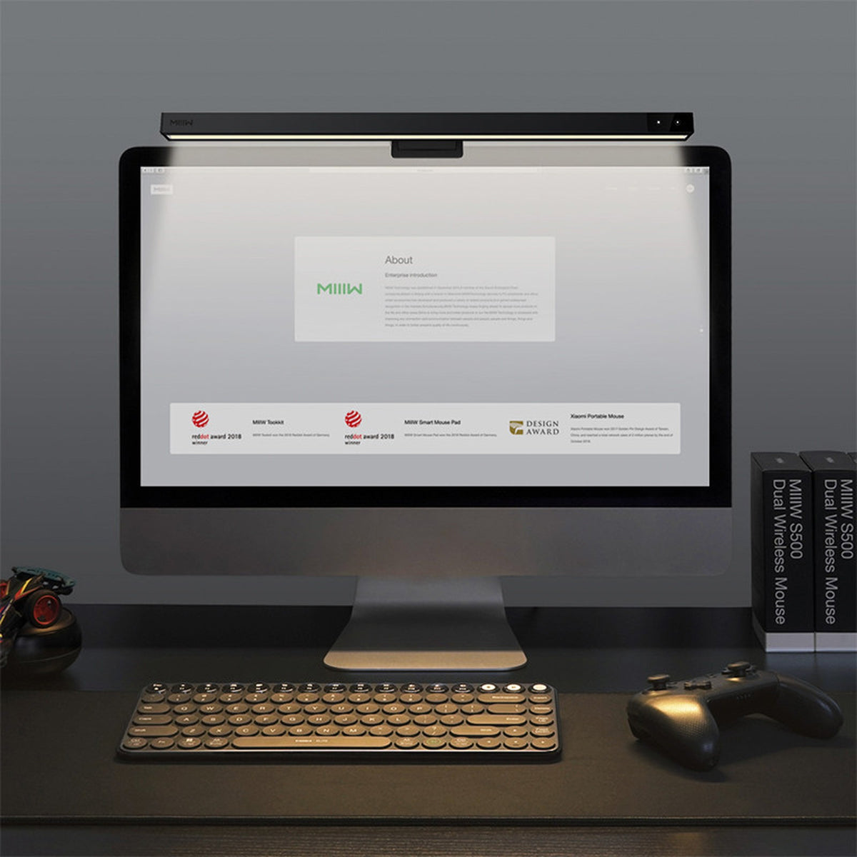 Halo instalada sobre un monitor en un escritorio oscuro