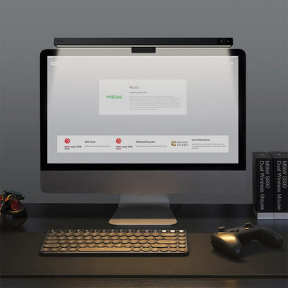 Halo instalada sobre un monitor en un escritorio oscuro