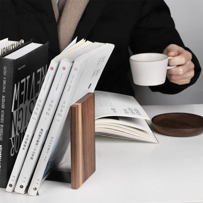 Lomo en la mesa con libros